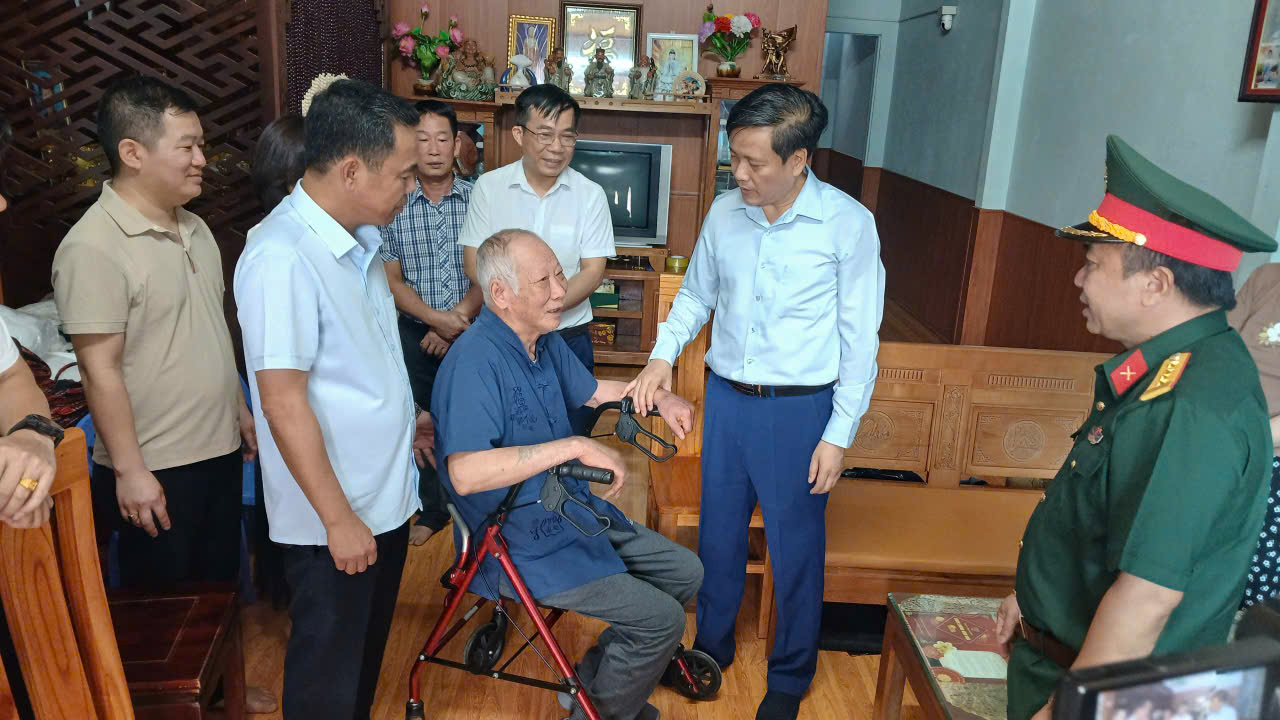 Đồng chí Lê Đức Dục - Ủy viên Ban Thường vụ Tỉnh uỷ, Trưởng Ban Tuyên giáo và Dân vận Tỉnh uỷ hỏi thăm sức khỏe ông Bùi Chí Cung - người nhiễm chất độc da cam (thôn 17, xã Tân Uyên)