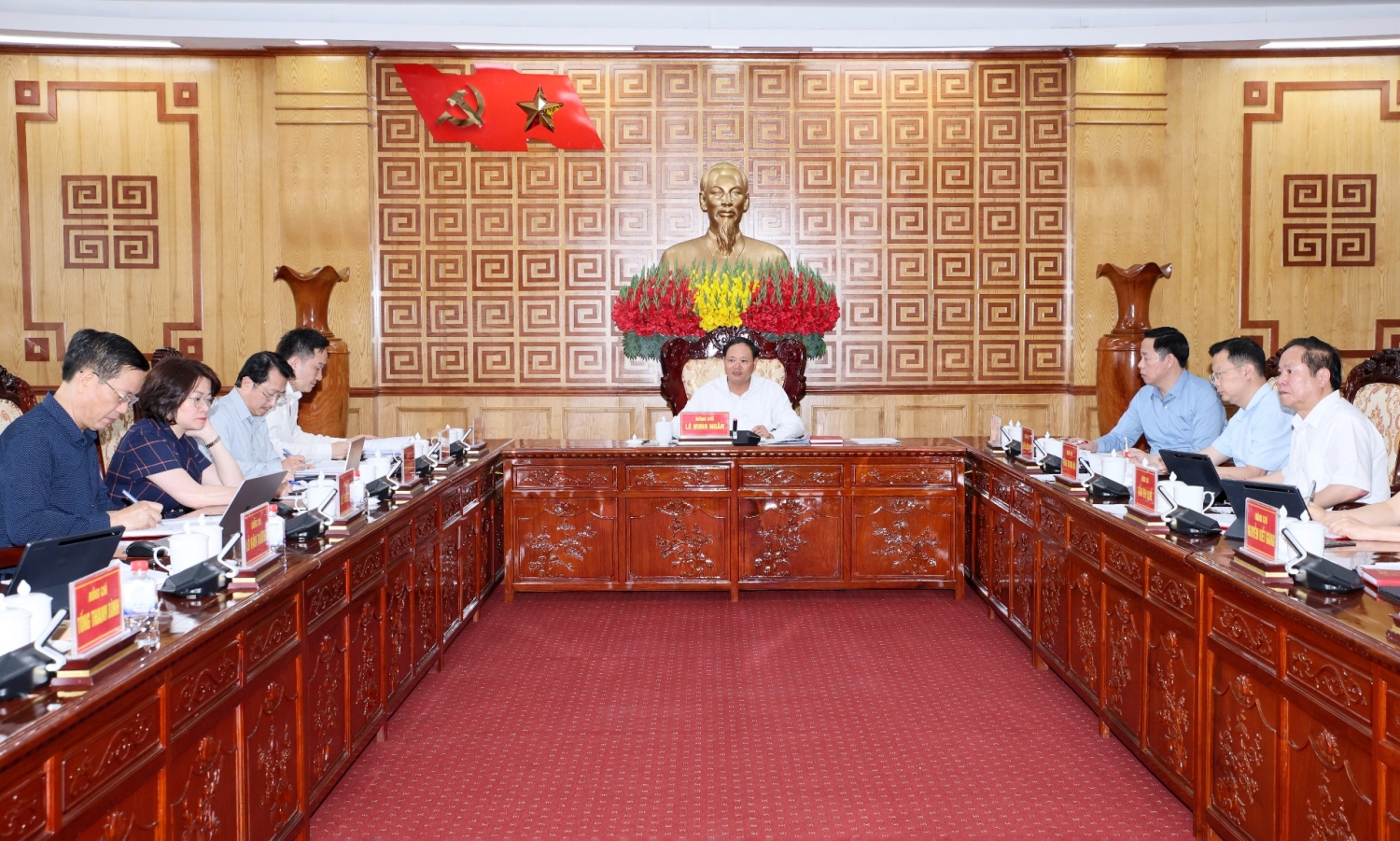 Quang cảnh cuộc họp