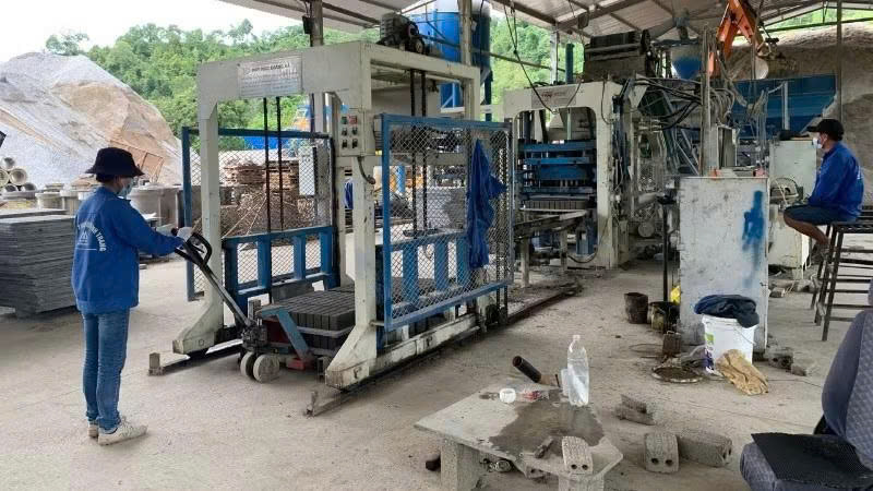 Nhiều hộ gia đình đã đầu tư hệ thống dây chuyền sản xuất gạch không nung, tạo thu nhập cho gia đình và việc làm cho hàng chục lao động địa phương, góp phần thúc đẩy kinh tế - xã hội này càng phát triển