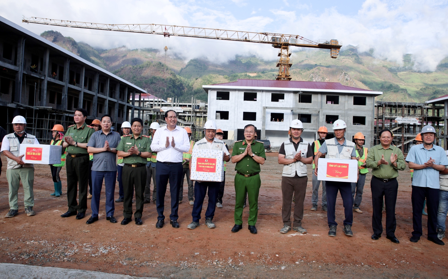 Các đồng chí lãnh đạo Bộ Công an, Tỉnh uỷ Lai Châu, Công an tỉnh tặng quà cho đội ngũ công nhân đang thi công xây dựng trường Phổ thông nội trú TH&THCS xã Pa Tần