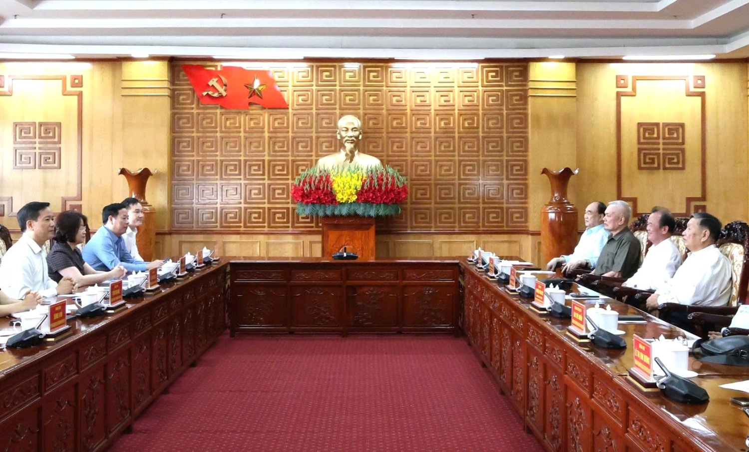 Quang cảnh buổi làm việc