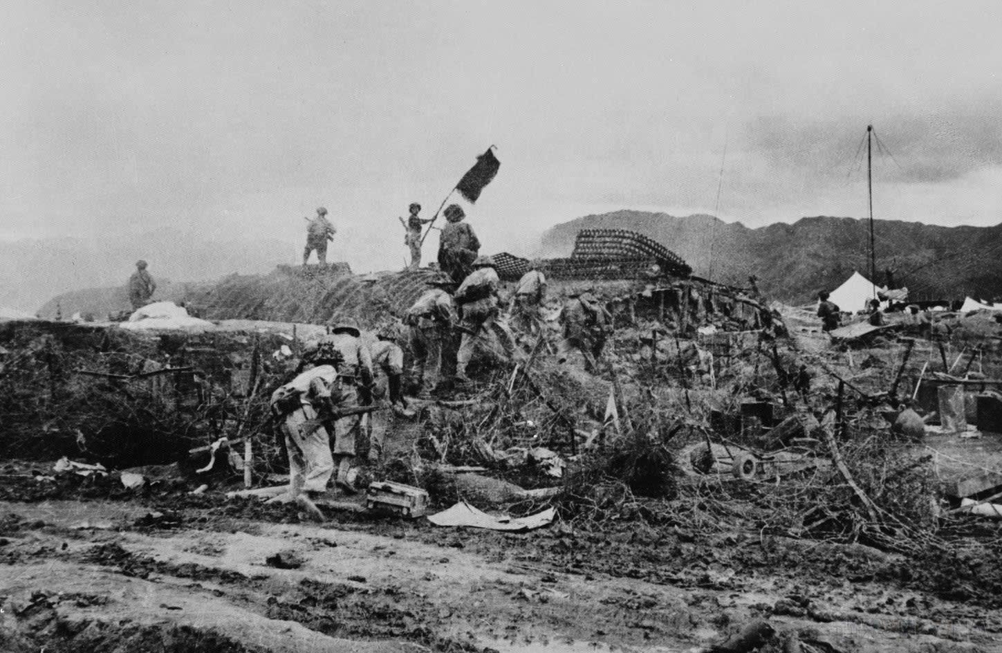 Ngày 7/5/1954, toàn bộ tập đoàn cứ điểm của địch ở Điện Biên Phủ đã bị quân ta tiêu diệt, lá cờ "Quyết chiến quyết thắng" tung bay trên nóc hầm chỉ huy của địch