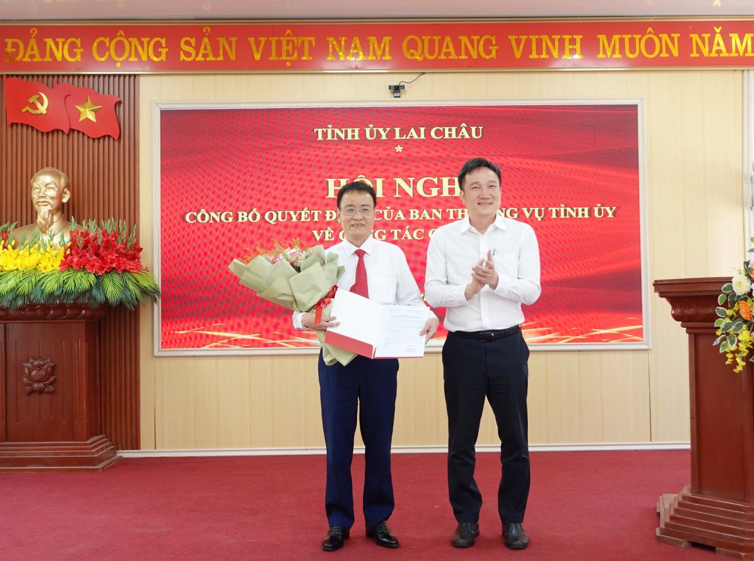 Đồng chí Nguyễn Tuấn Anh - Ủy viên dự khuyết Ban Chấp hành Trung ương Đảng, Phó Bí thư Thường trực Tỉnh ủy trao Quyết định và tặng hoa chúc mừng đồng chí Nguyễn Văn Quỳnh