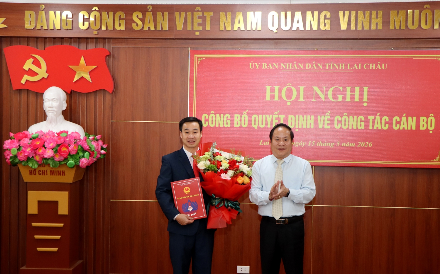 Đồng chí Tống Thanh Hải - Ủy viên Ban Thường vụ Tỉnh ủy, Phó Chủ tịch Thường trực UBND tỉnh trao quyết định và tặng hoa chúc mừng đồng chí Nguyễn Văn Hiến - Tân phó Giám đốc Sở Nội vụ