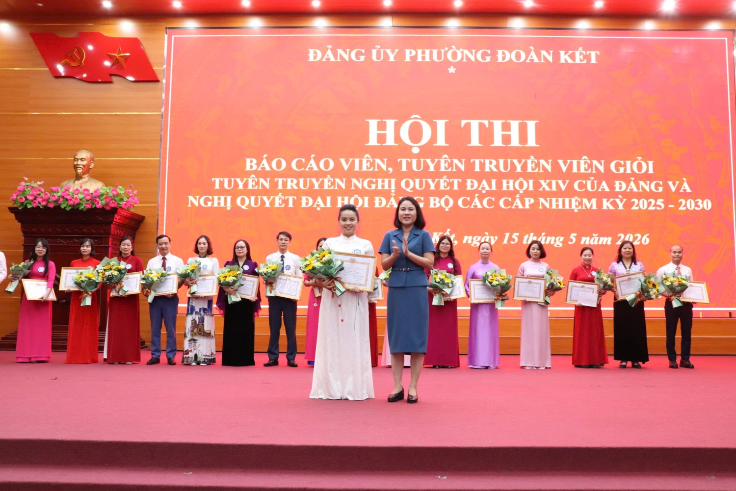 Đồng chí Đào Thị Lan Anh - Ủy viên Ban Chấp hành Đảng bộ tỉnh, Bí thư Đảng ủy phường Đoàn Kết trao giải Nhất cho thí sinh