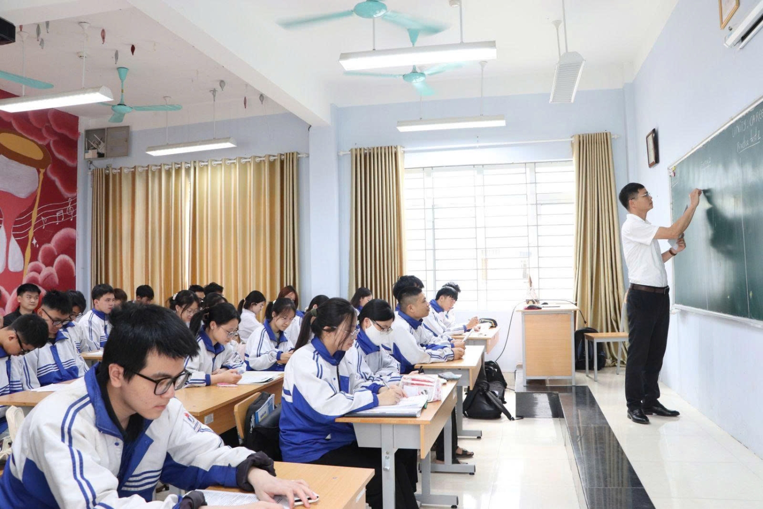 Giáo viên Trường THPT Chuyên Lê Quý Đôn ôn tập kiến thức cho học sinh thi tốt nghiệp THPT