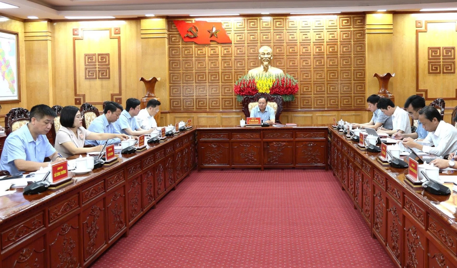 Quang cảnh cuộc họp
