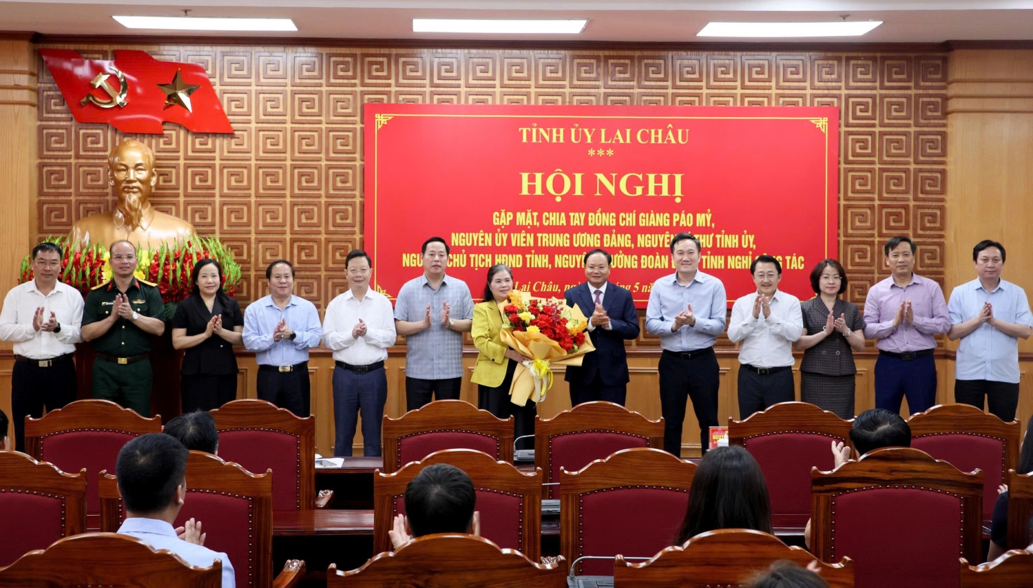 Các đồng chí trong Ban Thường vụ Tỉnh uỷ tặng hoa chia tay đồng chí Giàng Páo Mỷ - nguyên Uỷ viên Ban Chấp hành Trung ương Đảng, nguyên Bí thư Tỉnh uỷ, nguyên Chủ tịch HĐND tỉnh, nguyên Trưởng Đoàn ĐBQH tỉnh