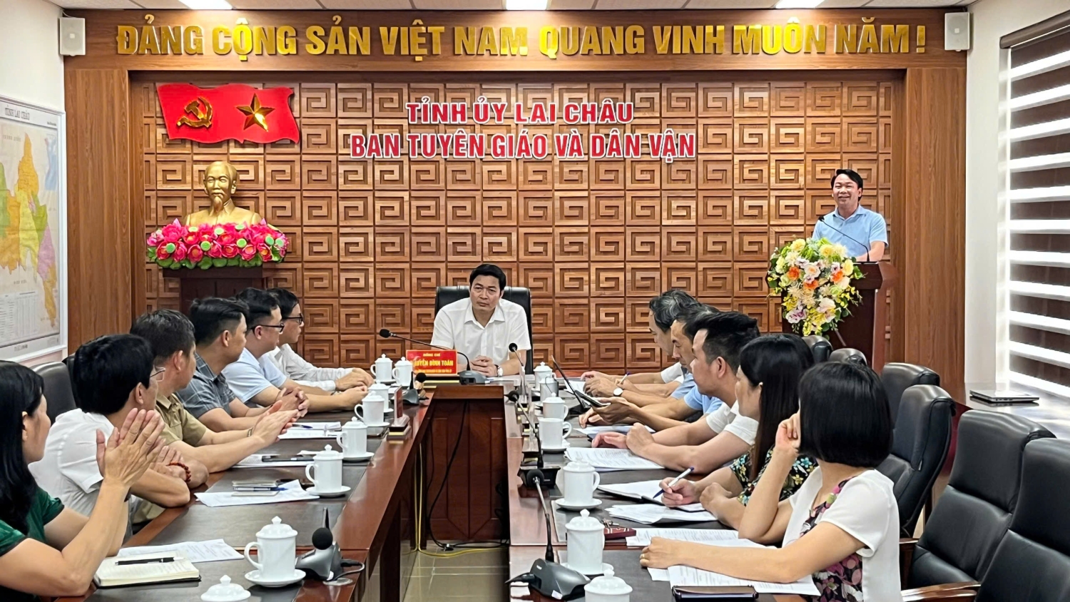 Quang cảnh buổi làm việc