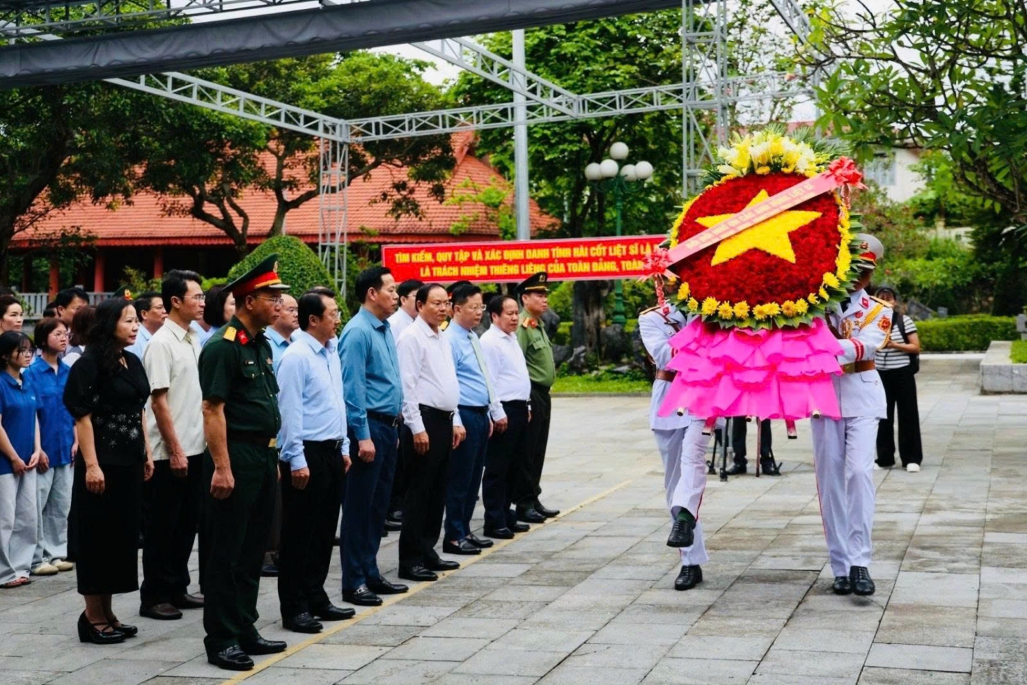 Các đồng chí lãnh đạo dâng vòng hoa viếng Nghĩa trang Liệt sĩ tỉnh