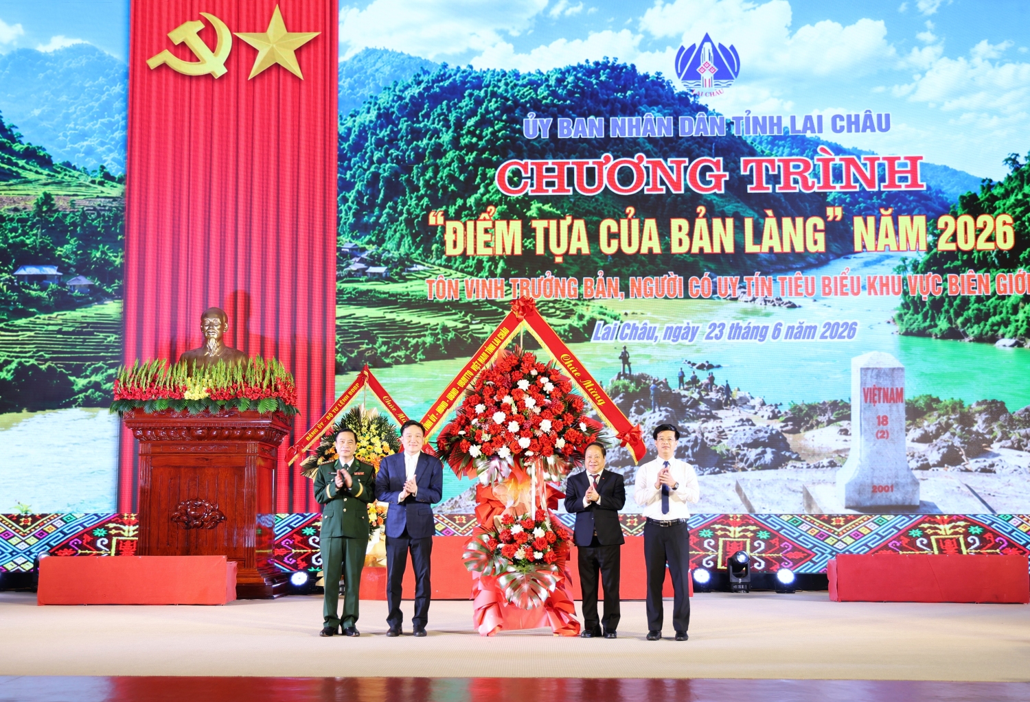 Đồng chí Nguyễn Tuấn Anh - Ủy viên Dự khuyết Ban Chấp hành Trung ương Đảng, Phó Bí thư Thường trực Tỉnh ủy tặng lẵng hoa chúc mừng Chương trình