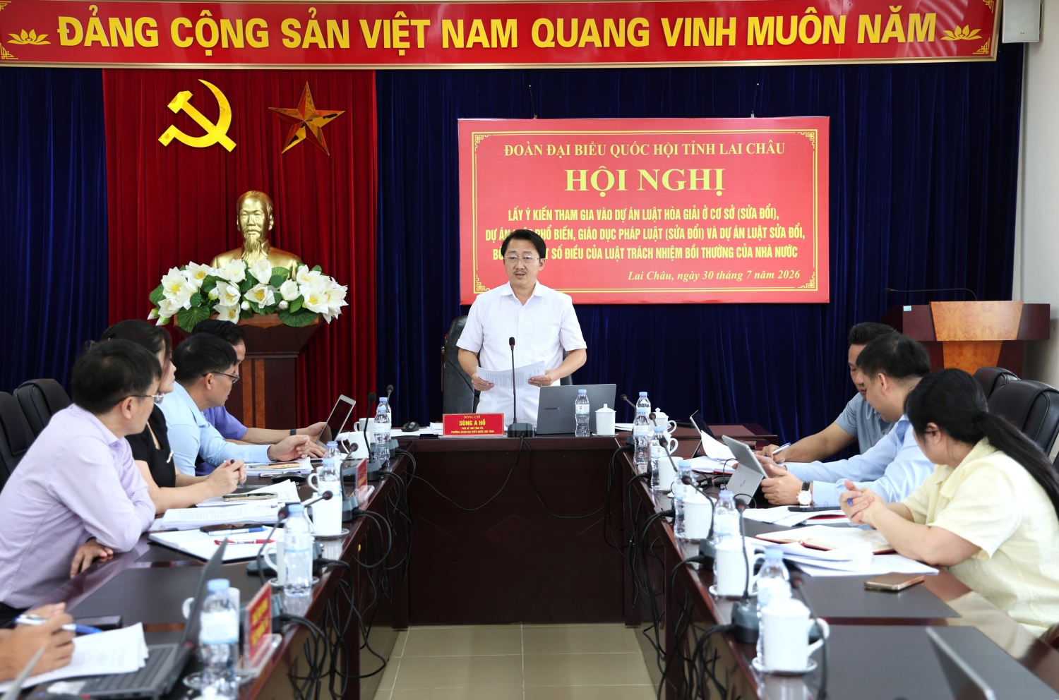 Đồng chí Sùng A Hồ - Phó Bí thư Tỉnh ủy, Trưởng Đoàn đại biểu Quốc hội tỉnh phát biểu kết luận Hội nghị