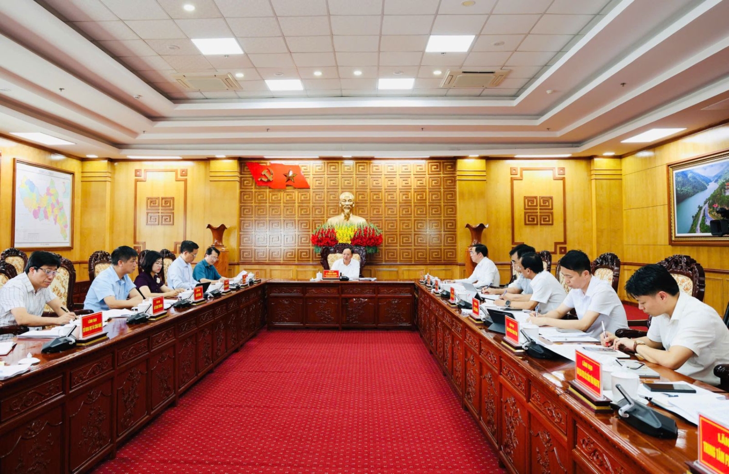 Quang cảnh buổi làm việc