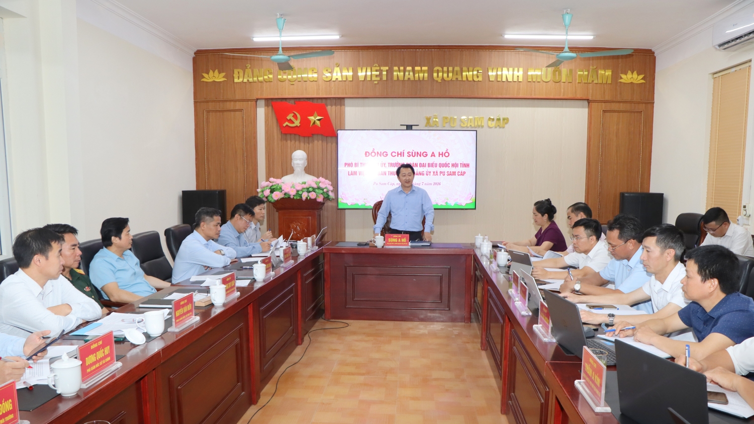 Quang cảnh buổi làm việc