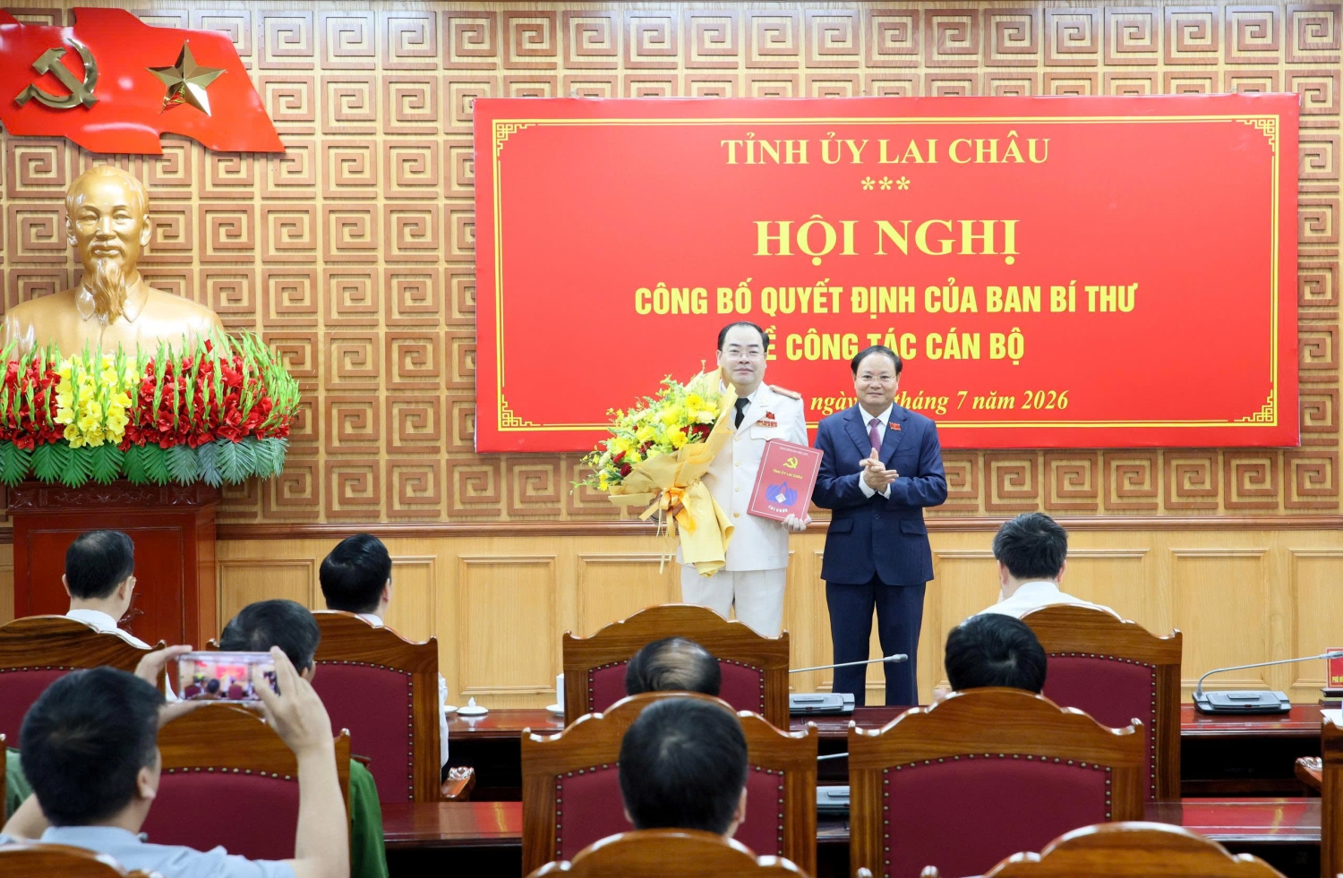 Thừa uỷ quyền Ban Bí thư, đồng chí Lê Minh Ngân - Bí thư Tỉnh uỷ trao quyết định, tặng hoa chúc mừng đồng chí Đại tá Bùi Quyết Toán - Giám đốc Công an tỉnh