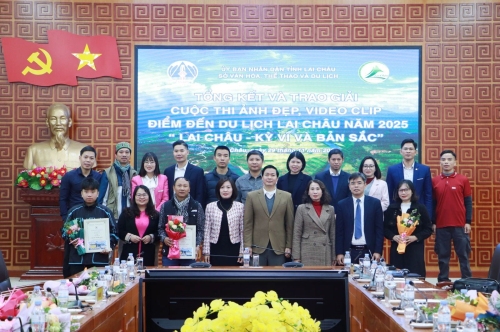 Ban Tổ chức chụp ảnh lưu niệm với các tác giả đạt giải