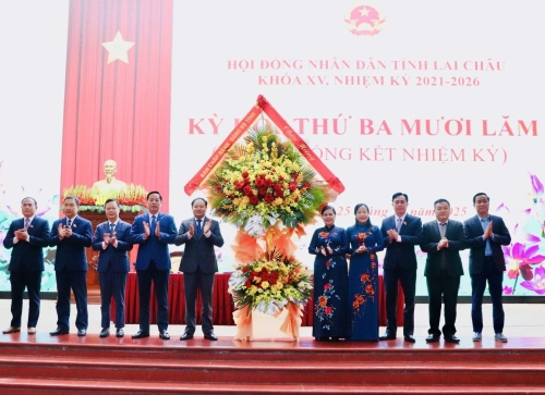 Các đồng chí Lê Minh Ngân - Bí thư Tỉnh ủy; Hà Quang Trung - Phó Bí Thư Tỉnh ủy, Chủ tịch UBND tỉnh và các đồng chí trong Ban Thường vụ Tỉnh ủy tặng lẵng hoa chúc mừng Thường trực HĐND tỉnh khoá XV, nhiệm kỳ 2021 - 2026