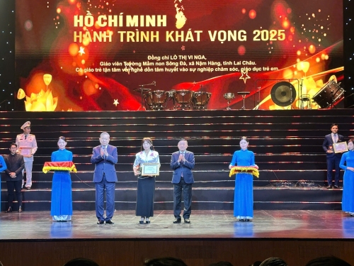 Tổng Bi thư Tô Lâm và Thường trực ban Bí thư Trần Cẩm Tú trao Giấy chứng nhận và biểu trưng cho Đồng chí Lò Thị Vi Nga