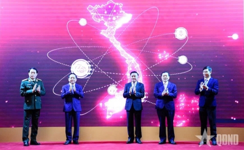 Thường trực Ban Bí thư Trần Cẩm Tú, Trưởng ban Tuyên giáo và Dân vận Trung ương Trịnh Văn Quyết cùng các đại biểu bấm nút ra mắt ứng dụng Tuyên giáo và Dân vận