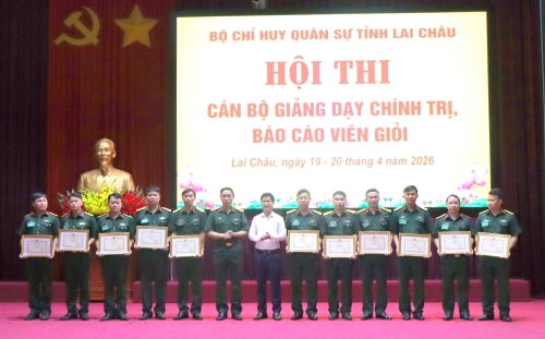 Các đồng chí lãnh đạo Ban Tuyên giáo và Dân vận Tỉnh ủy và Bộ CHQS tỉnh trao giải cho các thí sinh