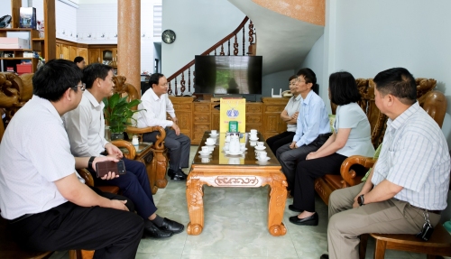 Bí thư Tỉnh uỷ Lê Minh Ngân thăm, tặng quà gia đình chính sách, người có công tại phường Đoàn Kết và Tân Phong