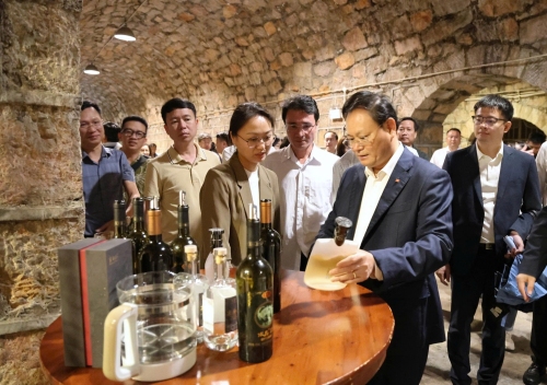 Đoàn công tác của Bí thư Tỉnh ủy Lê Minh Ngân khảo sát mô hình phát triển kinh tế - xã hội tại thành phố Di Lặc, châu Hồng Hà