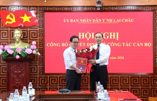 Đồng chí Nguyễn Sỹ Cảnh - Ủy viên Ban Chấp hành Đảng bộ tỉnh, Phó Chủ tịch UBND tỉnh trao Quyết định và tặng hoa chúc mừng tân Phó Giám đốc Sở Tài chính