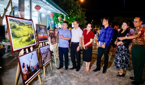 Các đại biểu tham quan Triển lãm nhiếp ảnh, mỹ thuật, sách 50  năm nền văn học Việt Nam sau ngày đất nước thống nhất do Hội Văn học - Nghệ thuật tỉnh tổ chức