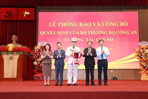 Đồng chí Lê Minh Ngân - Ủy viên Ban Chấp hành Trung ương Đảng, Bí thư Tỉnh ủy, Chủ tịch HĐND tỉnh cùng các đồng chí trong Ban Thường vụ Tỉnh ủy tặng hoa chúc mừng Tân Giám đốc Công an tỉnh Bùi Quyết Toán