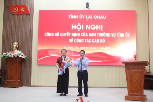Đồng chí Sùng A Hồ - Phó Bí thư Tỉnh ủy, Trưởng Đoàn Đại biểu Quốc hội tỉnh trao quyết định cho đồng chí Nguyễn Thị Ngọc Hà