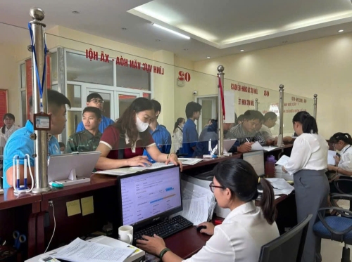 Đông đảo người dân đến giải quyết thủ tục hành chính tại Trung tâm Phục vụ hành chính công phường Đoàn Kết