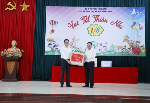 Bí thư Tỉnh ủy Lê Minh Ngân thăm, tặng quà các cháu tại Cơ sở Bảo trợ xã hội tổng hợp tỉnh