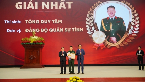 Đồng chí Tống Thanh Hải - UVBTV Tỉnh uỷ, Phó Chủ tịch Thường trực UBND tỉnh và đồng chí Lê Đức Dục - UVBTV, Trưởng Ban Tuyên giáo và Dân vận Tỉnh ủy, Trưởng Ban Tổ chức Hội thi trao giải Nhất cho thí sinh Tòng Duy Tâm