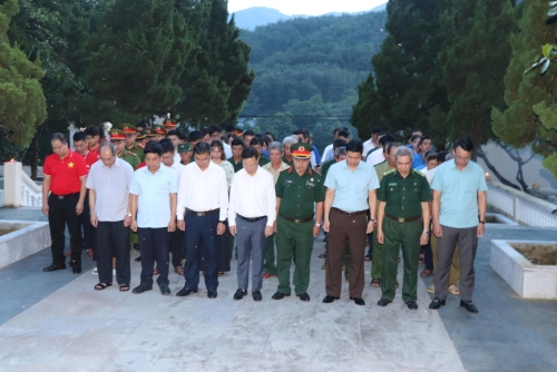 Phó Bí thư Tỉnh ủy Nguyễn Ngọc Vinh dâng hương, thắp nến tri ân tại Nghĩa trang Liệt sĩ Thanh niên xung phong xã Lê Lợi