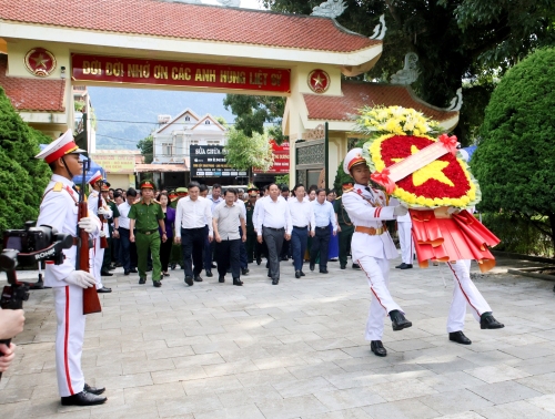 Đoàn đại biểu Tỉnh uỷ, HĐND, UBND, Uỷ ban Mặt trận Tổ quốc Việt Nam tỉnh dâng hoa vào viếng Nghĩa trang Liệt sĩ tỉnh