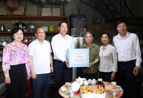 Chủ tịch UBND tỉnh Hà Quang Trung thăm, tặng quà người có công tại xã Sìn Hồ