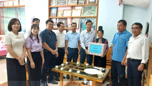 Đồng chí Trưởng Ban Tuyên giáo và Dân vận Tỉnh uỷ thăm, tặng quà gia đình chính sách tại 2 xã Tân Uyên và Mường Khoa