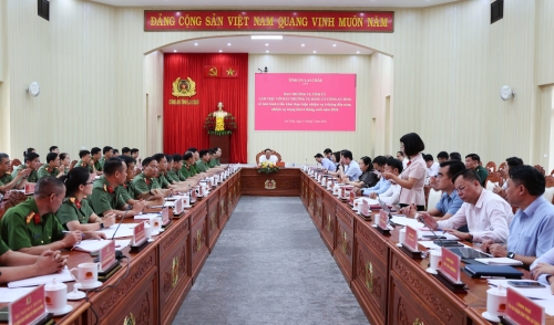 Quang cảnh buổi làm việc