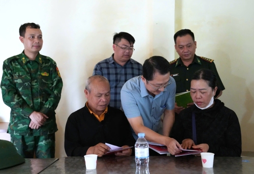 Đồng chí Sùng A Hồ - Phó Bí thư Tỉnh ủy, Trưởng đoàn Đại biểu Quốc hội tỉnh trao quà động viên gia đình bị thiệt hại do thiên tai gây ra
