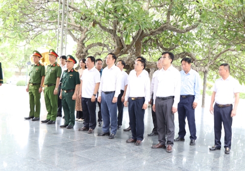 Đoàn công tác của tỉnh dâng hoa, dâng hương tưởng niệm Chủ tịch Hồ Chí Minh và các Anh hùng liệt sĩ tại tỉnh Điện Biên