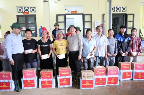Phó Thủ tướng Chính phủ Hồ Quốc Dũng kiểm tra, chỉ đạo khắc phục hậu quả mưa lũ tại xã Mường Than