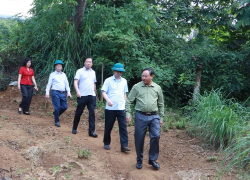 Đồng chí Lê Minh Ngân - Ủy viên Ban Chấp hành Trung ương Đảng, Bí thư Tỉnh ủy, Chủ tịch HĐND tỉnh cùng Đoàn công tác kiểm tra thực địa