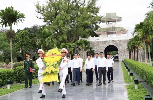 Đoàn Công tác tỉnh Lai Châu do đồng chí Hà Quang Trung, Phó Bí thư Tỉnh ủy, Chủ tịch UBND tỉnh làm Trưởng Đoàn dâng vòng hoa tại Nghĩa trang Liệt sĩ Quốc gia A1, tỉnh Điện Biên