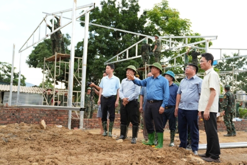 Đồng chí Lê Minh Ngân - Ủy viên Ban Chấp hành Trung ương Đảng, Bí thư Tỉnh ủy, Chủ tịch HĐND tỉnh kiểm tra việc triển khai xây dựng khu tái định cư cho các hộ dân bị mất nhà do lũ quét