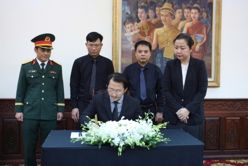 Đồng chí Sùng A Hồ - Phó Bí thư Tỉnh ủy, Trưởng đoàn Đại biểu Quốc hội tỉnh thay mặt Đảng bộ, chính quyền và Nhân dân các dân tộc tỉnh ghi sổ tang