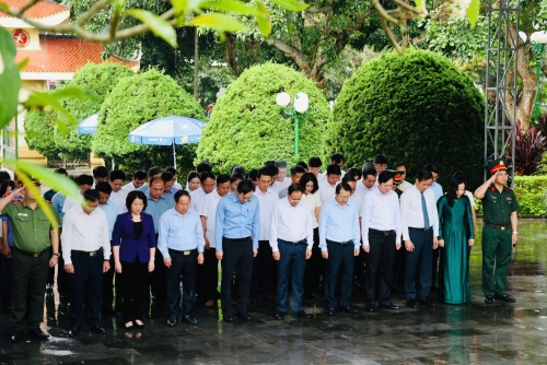 Đoàn đại biểu tỉnh Lai Châu viếng Nghĩa trang Liệt sĩ tỉnh và dâng hoa tại Tượng đài Bác Hồ với đồng bào các dân tộc Lai Châu
