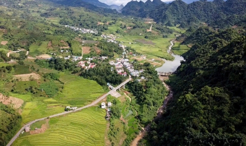Các địa phương khai thác hiệu quả tiềm năng, lợi thế về đất đai, tài nguyên và cảnh quan thiên nhiên; mở rộng không gian phát triển mới (Một góc xã Sin Suối Hồ nhìn từ trên cao)