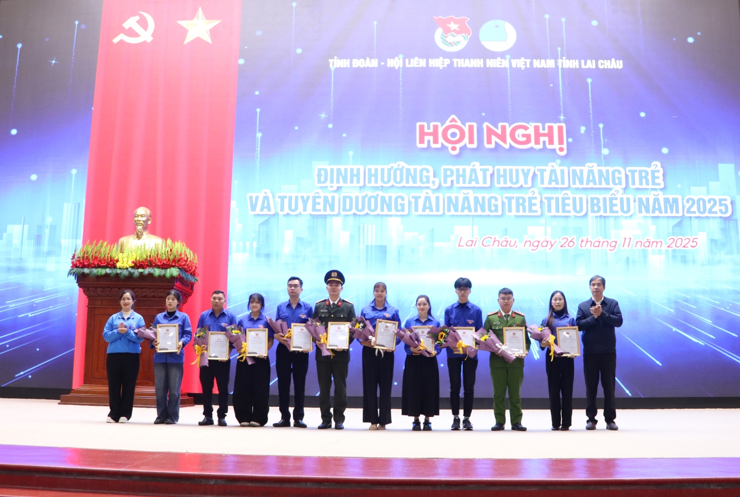 Các đồng chí lãnh đạo Ủy ban MTTQ Việt Nam tỉnh trao Giấy chứng nhận tài năng trẻ tiêu biểu năm 2025 cho các cá nhân