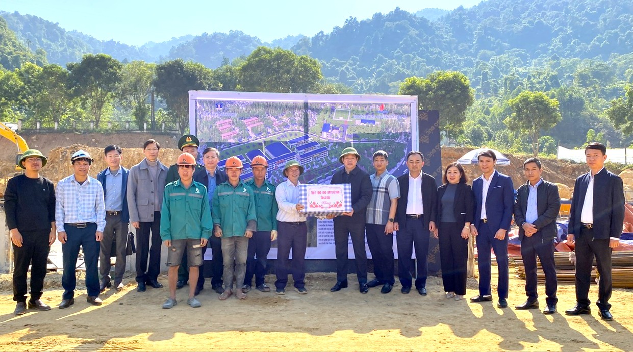Đồng chí Chủ tịch UBND tỉnh tặng quà, động viên đội ngũ công nhân đang trực tiếp thi công dự án