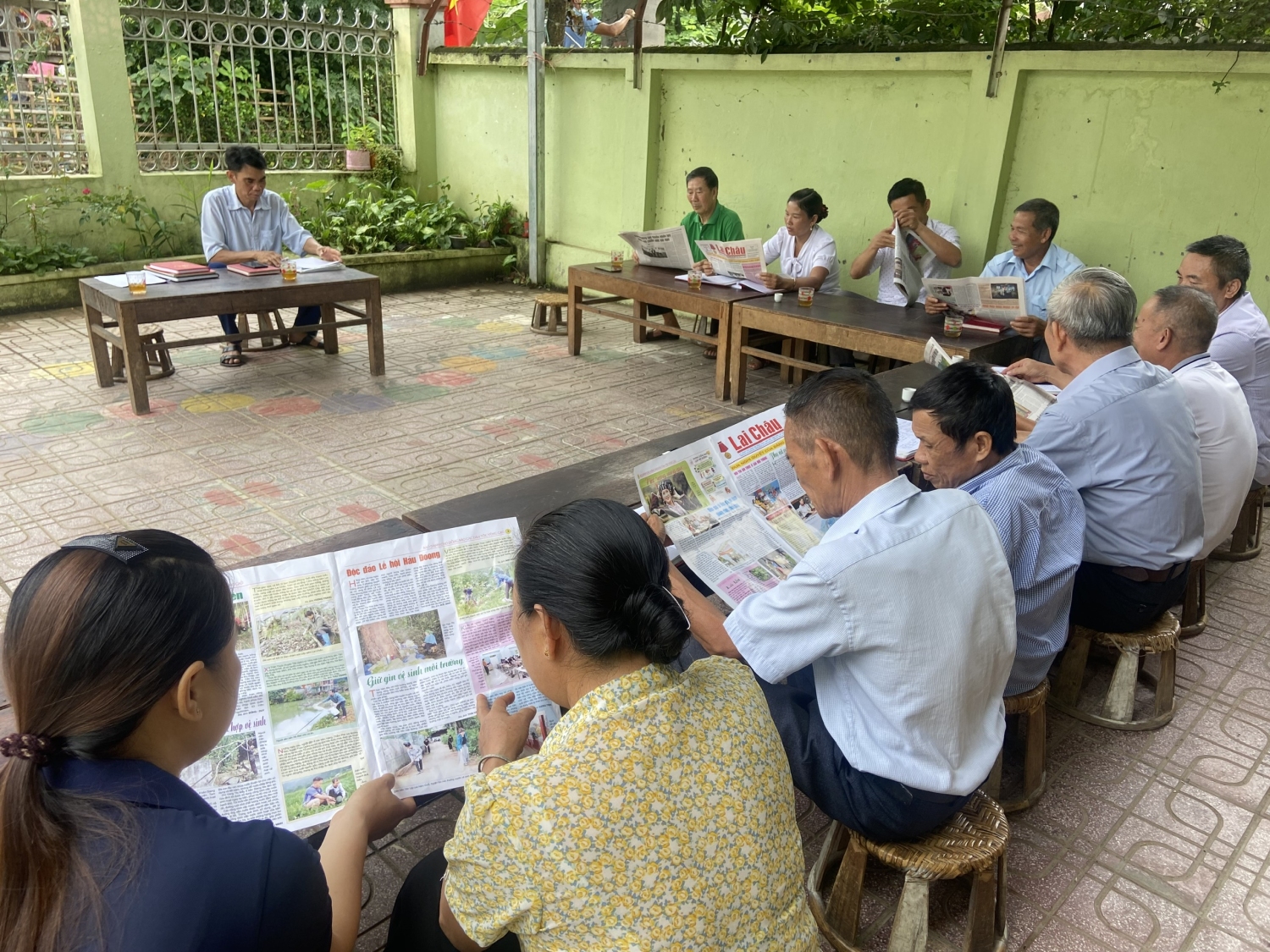 Cán bộ, đảng viên nắm bắt thông tin trên Báo Lai Châu